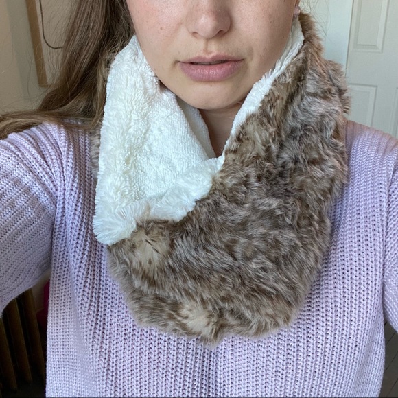 ❄️ American Eagle Faux Fur Infinity Scarf